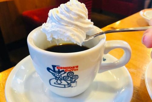 【画像】愛知県の喫茶店で「ウインナーコーヒー」を頼んだ結果、想像の斜め上をいくとんでもないモノがついてきたんだがｗｗｗｗｗ