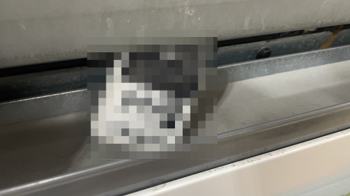 とある自販機、絶対に出てはいけない“ヤバいもの”が取り出し口から垂れ下がってしまうｗｗｗｗｗ