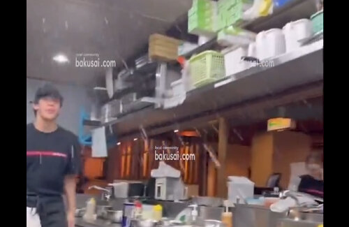 【バイトテロ】焼肉店の厨房でアルバイトが口に含んだ水を盛大に噴射し店の食材に散布する動画拡散 → お店が謝罪と返金へ「即日解雇処分としました」