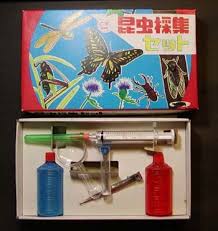 おっさん達の子供のころは、トンボやバッタ捕まえて、虫に注射器で赤い液体青い液体注射してたとかヤバすぎるよね