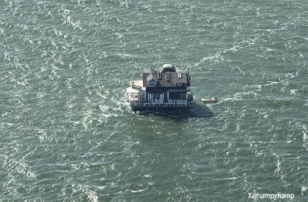 2階建ての家が海を漂流？いったい何が起きているのか？