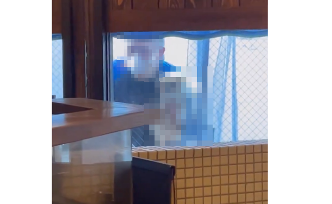 女性「居酒屋で飲んでたら、知らないおじさんが〇〇見せてきた」ﾊﾟｼｬｯ → 凄すぎて16万いいねｗｗｗｗｗ