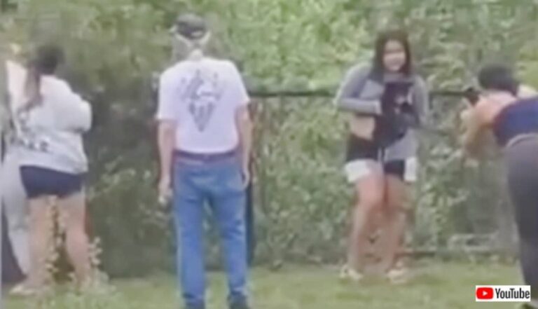 一緒に写真を撮るために木からむりやり引きずり下ろされた子グマ、救出され保護区に移送