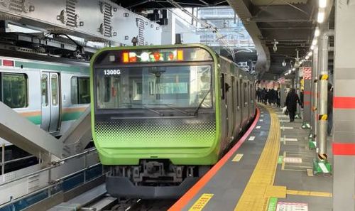 【動画】「駅のホームですごい外国人男女見つけた！」動画撮影　→　関東民なら誰もが知る『あの超大物』だった！マジですげええええ