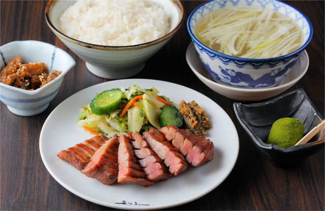 【悲報】仙台人「牛タン食べない」福岡人「明太子食べない」名古屋人「矢場とん食べない」←これ