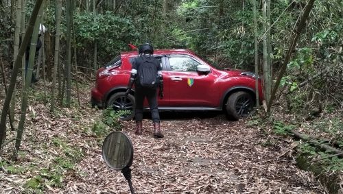 竹藪に放置されていた怪しい車両、中を覗いてみると・・・うわあああああああああ！！
