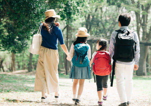 “家族旅行で子どもに学校を休ませる”のはアリ？ナシ？ → 「誰かに迷惑かけるの?」「学業がおそろかに」と賛否両論の論争に発展