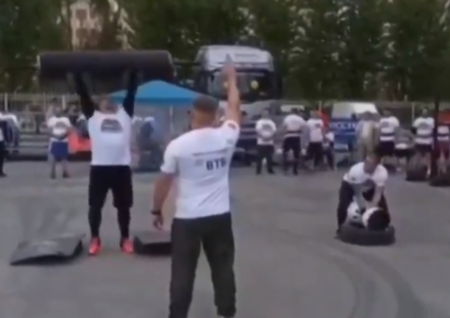 【動画】ロシア人、力自慢の大会で重いバーベルを持ち上げる → 成功したのにその後、倒れて死亡してしまう…