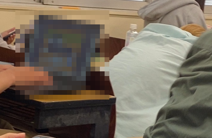 【悲報】日大の学生さん、講義中にヤバすぎることをしてしまうｗｗｗｗｗ 「本当にキレそう」「さすがにこれしてる人は見たことない」