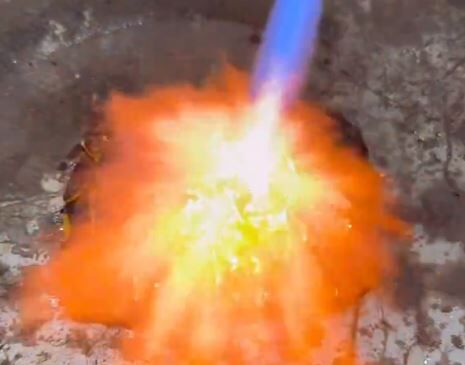 【動画】『○○に1000℃の鉄球を置いてみた！』←これにて最強の素材、見つかる　あまりにも強すぎてバーナーで焼き尽くそうと試みるも、結果は・・・