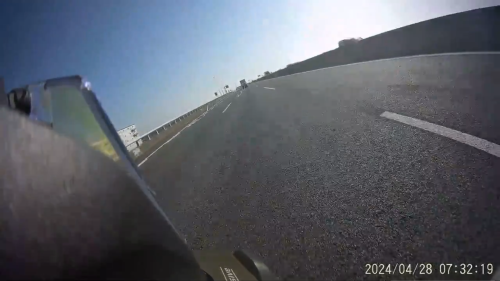 【動画】高速道路をバイクで走っていた男性、前方から◯◯が飛んできて・・・うわあああああああああ