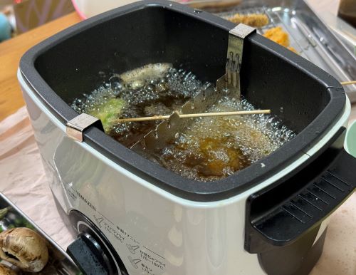 一家だんらんの串揚げパーティーじゃ！→この後、ある食材を入れた瞬間食卓が地獄と化す・・・