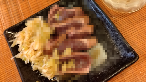 表面をサッと炙っただけのプリップリ豚レバー、店の名物として堂々と提供されてしまう・・・