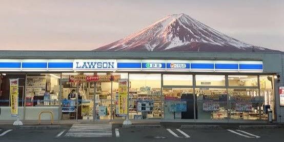 外国人観光客さん、新たに別の“富士山コンビニ”を見つけ出し映え撮影スポットにしてしまう・・・
