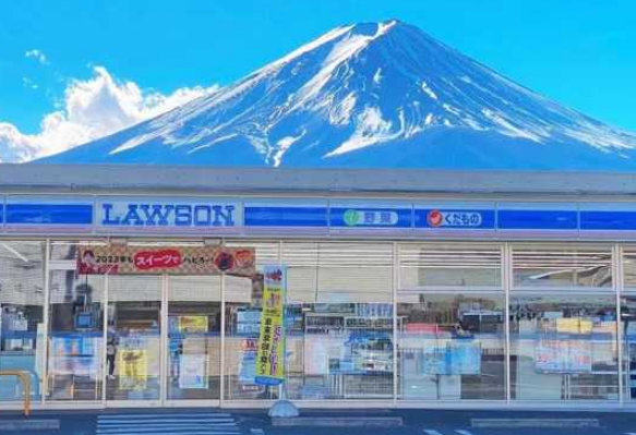 映えスポット『富士山コンビニ』、外国人観光客のモラルが酷すぎて黒幕設置 → それでも撮影したいのか、黒幕に複数の穴が出来てしまう…