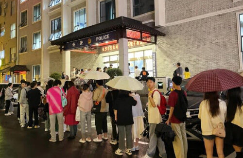 【悲報】中国、警察署の前で「逮捕ポーズ」をするのが流行ってしまう・・・