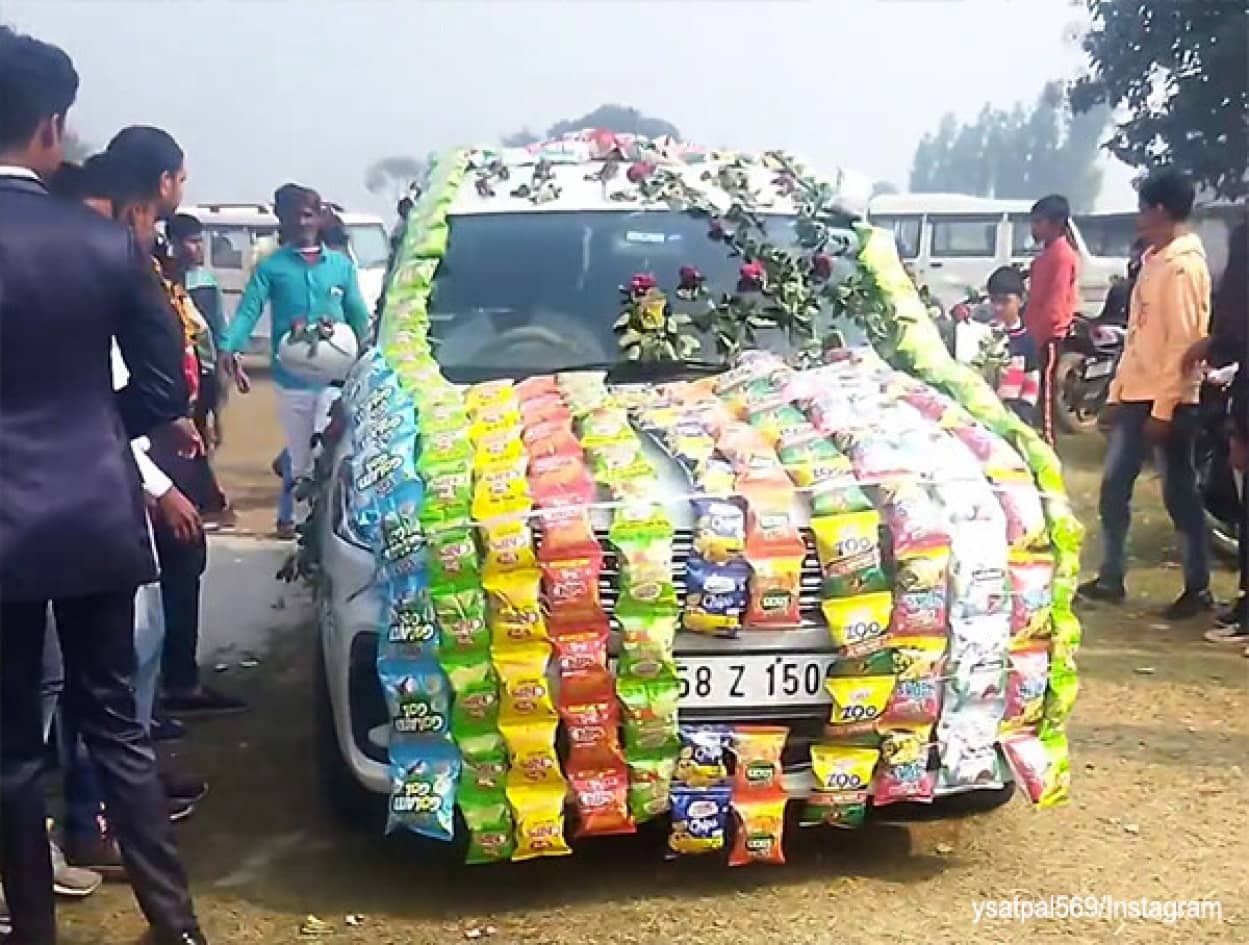 インドのウエディングカー最新事情、スナック菓子で車を覆い売店状態に