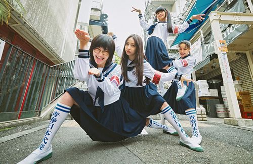 【画像】ストリートビューで『新しい学校のリーダーズ』みたいな珍ポーズの女子高生3人組が見つかる　→　無事ネットミーム化ｗｗｗｗ