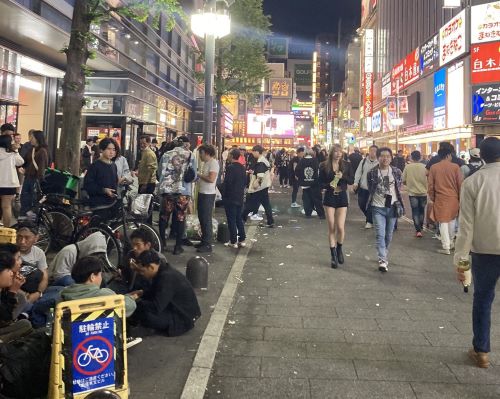 X民「溢れる立ちんぼ、外国人バックパッカー、路上飲みと道端のゴミ・・・あの頃の『タイ』が今すべてここにある」→日本の東南アジア化、止まらない