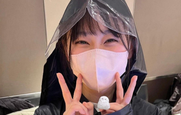 【炎上】櫻坂46の人気女性アイドルさん、自撮り画像にヤバイ物が映ってるのが見つかって終わる・・・