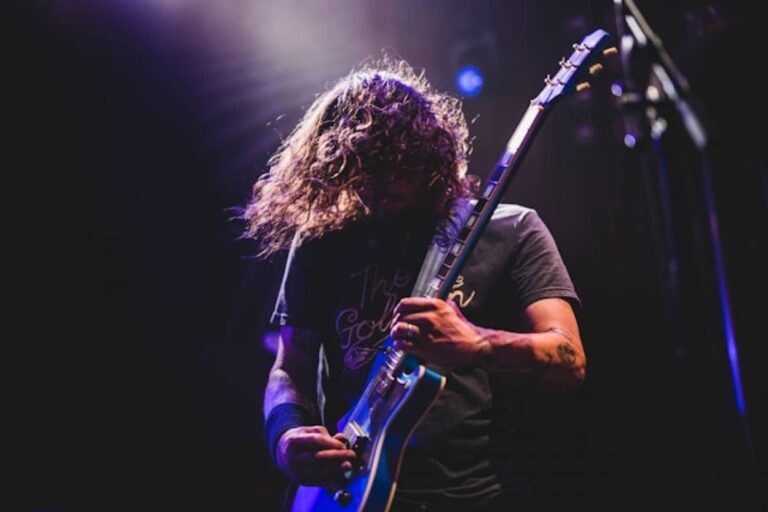 ロック・ギタリストは即興演奏中に脳内で特定領域が活性化、創造力が促進される