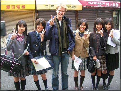 外国人「2006年に大阪で写真を撮った女子高生を探してます。心当たりのある方はDMください！」→大拡散された結果、とんでもない事態に