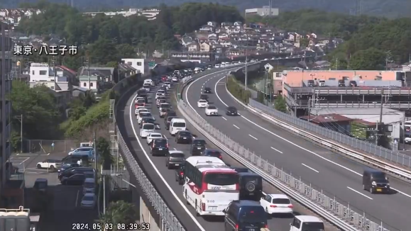 【動画】高速道路がGWの影響で渋滞の中、とんでもないところを爆走するミニバンがライブカメラに映っていた…