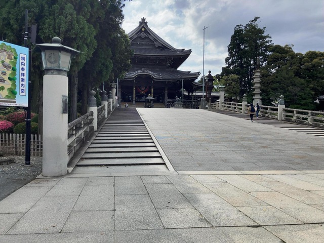 きつねで有名な寺に来た