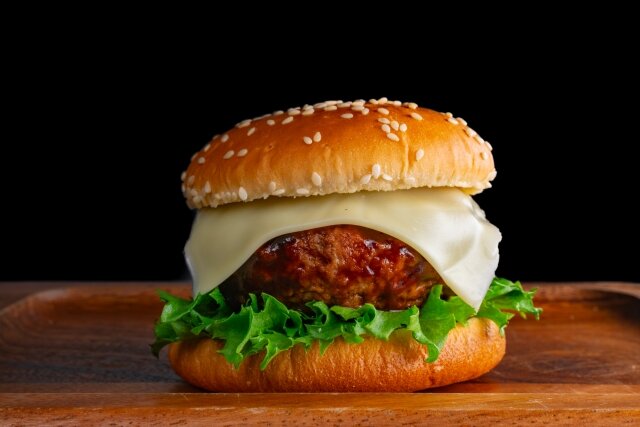 【動画】チーズバーガーを作ろうとした男性、大惨事を引き起こしてしまう…