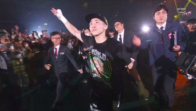 ボクシング「井上尚弥vsルイス・ネリ」にスタッフとして参加していたロバート山本に称賛の声「完全に芸能人ではなく仕事をしている」