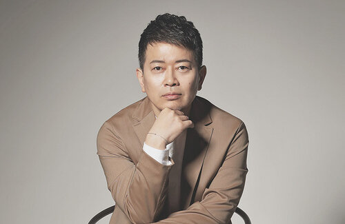 【朗報】宮迫博之さん、ついに地上波復帰！NHKの大相撲中継に映り込む