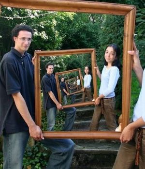 世界が複数ある感覚持ってる人いない？
