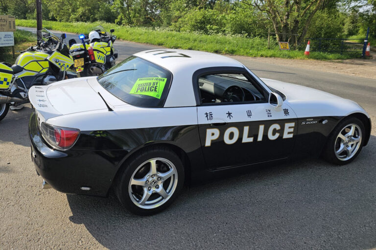 栃木県警のパトカーがイギリスの警察に押収されるだと？いったい何がおきているのか？