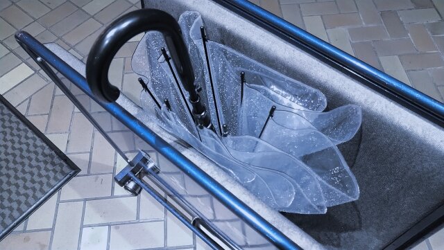 店「頼むから、濡れた傘は傘袋に入れてほしい。床が濡れると転びやすくなるし、清掃が大変なんだよ。それでも拒否する客はなんなの？」