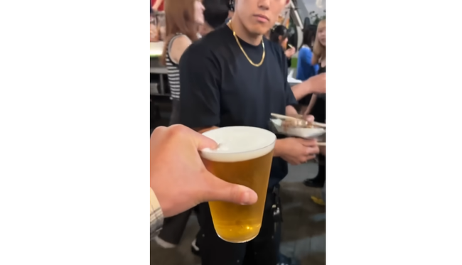 【動画】ユーチューバー「指が入った飲み物を渡したらどういう反応されるんだろう」 → 陽キャの反応がヤバすぎるｗｗｗｗｗ