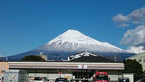 【悲報】映えスポット富士山コンビニ、大迷惑になったため目隠しをする騒動に →なんの解決にもならず◯◯する外国人観光客だらけに・・・