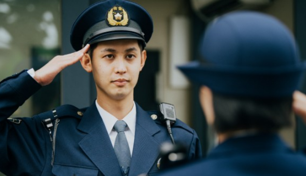 男性「駐車禁止場所に警察が車を停めてハンバーガーを食ってる！けしからん！」 → 110番通報され、警察官が厳重注意を受ける