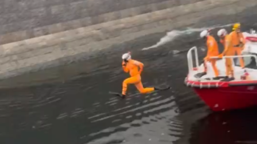 【！？】川に落ちた女性を救助するレスキュー隊員の衝撃映像がこちら・・・