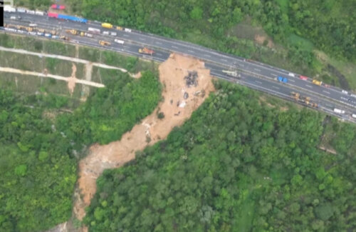 大型連休中の中国で高速道路が崩壊！18台の車が転落し19人死亡