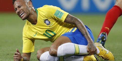 【動画あり】サッカー選手「足怪我して痛いよー！担架で運んでくれ～！」→次の瞬間、ガチでとんでもない展開に・・・