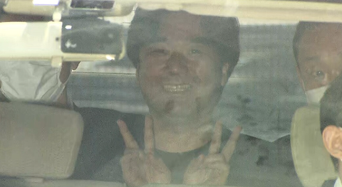 【動画あり】つばさの党・黒川敦彦代表ら逮捕されるもニコニコでWピース　「選挙の自由妨害」の疑い
