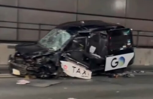 首都高でタクシーが横転し運転手(46)と乗客(61)が死亡…運転中に病死した可能性