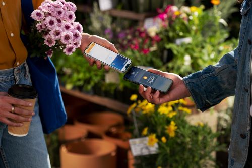 16日からiPhoneが「クレカ等のタッチ決済を受け付ける端末」として使用可能に！iPhoneがレジになる時代が来たぞぉおおおおお！！！！