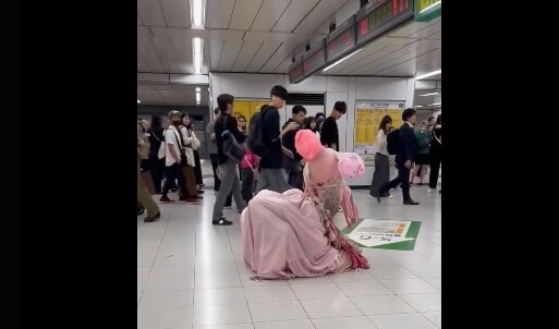 新宿駅に「ｵｳﾞｪｴｴｴｴ」と奇声をあげながら地べたを這いずる謎の生物が登場し騒然