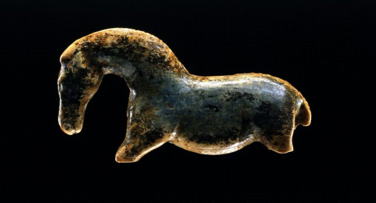 約4万年前にマンモスの象牙で作られた世界最古の馬の彫像