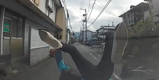 自転車と接触事故を起こすドラレコが物議に！「こんな狭い生活道路で速度出すな」「一時停止してない自転車が悪い」