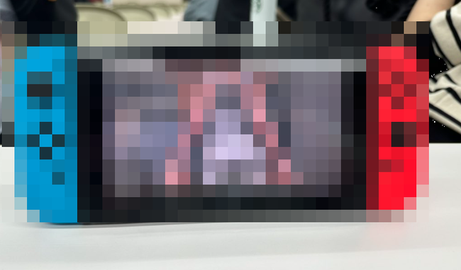 【悲報】大学にニンテンドースイッチを持って行った男子さん、友達にスイッチのアルバムを開かれ、ヤバすぎる画像を見られて終わるｗｗｗｗｗ