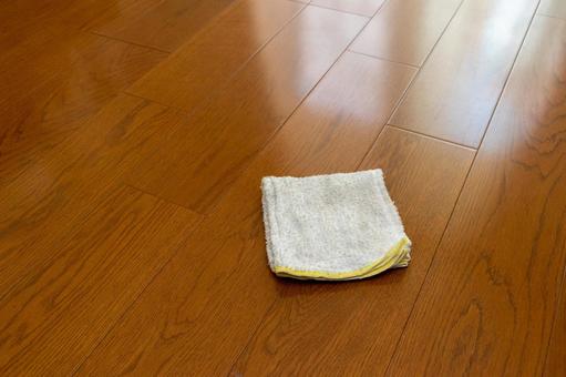 神戸の私立高教諭、生徒に対し「床がおまえの顔みたいに汚いからきれいにしとけ」などと暴言 → 謝罪し解決とし担当続行　なお、生徒は被害届を提出