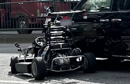 タクシーと公道カートが接触事故！外国人が「止まれ」の文字を読めず飛び出しか