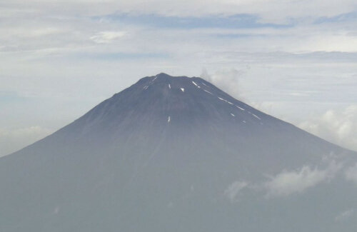 山開き前の富士山で行方不明になった男性を捜索していた警察、新たに別の3人の遺体を発見してしまう・・・